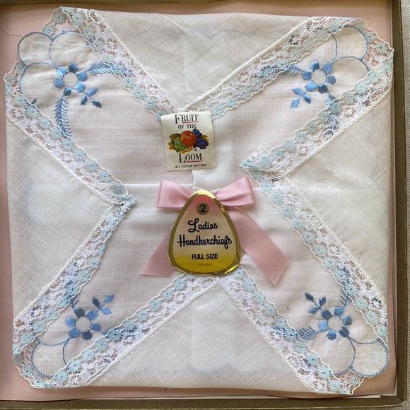Vintage set of 2 boxed all cotton white embroidered w blue ladies handkerchiefs - Picture 3 of 5